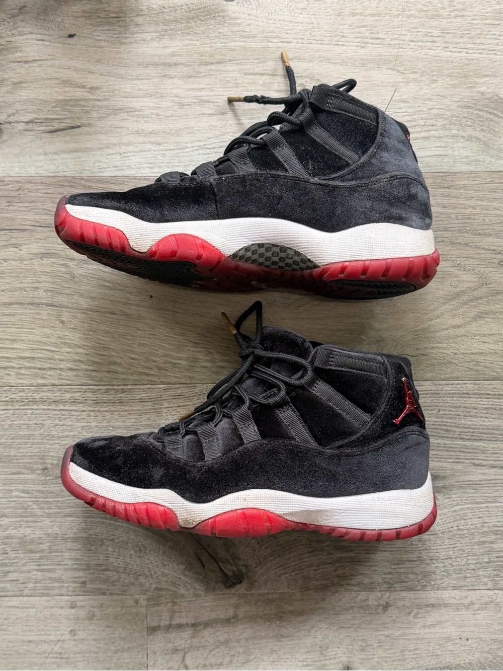 Nike Air Jordan 11 Retro Bred Velvet Women's Size 6.5 Black Red DB5457-061